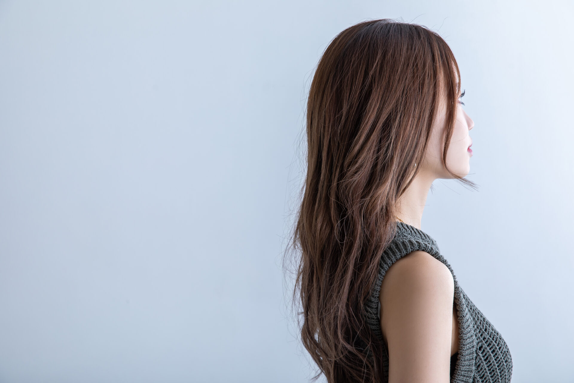 【画像】ロングヘアの女性の横顔